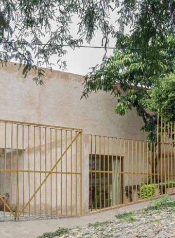 Fachada de Casa Arista por Nishimura Chavarin en calle inclinada de San Miguel de Allende con vegetación.