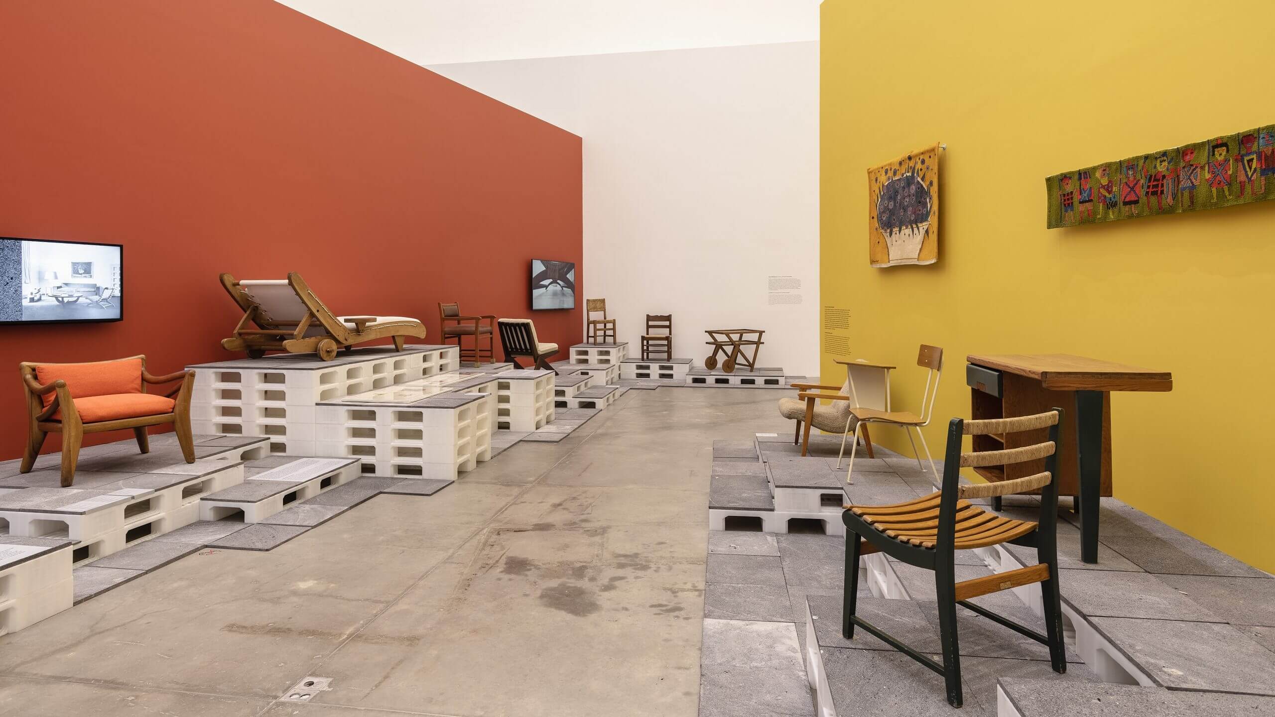 Fotografiadnos de la exposición Una modernidad hecha a mano que se exhibe en el Museo Universitario de Arte Contemporáneo (MUAC) de la CDMX hasta el 13 de noviembre de 2022