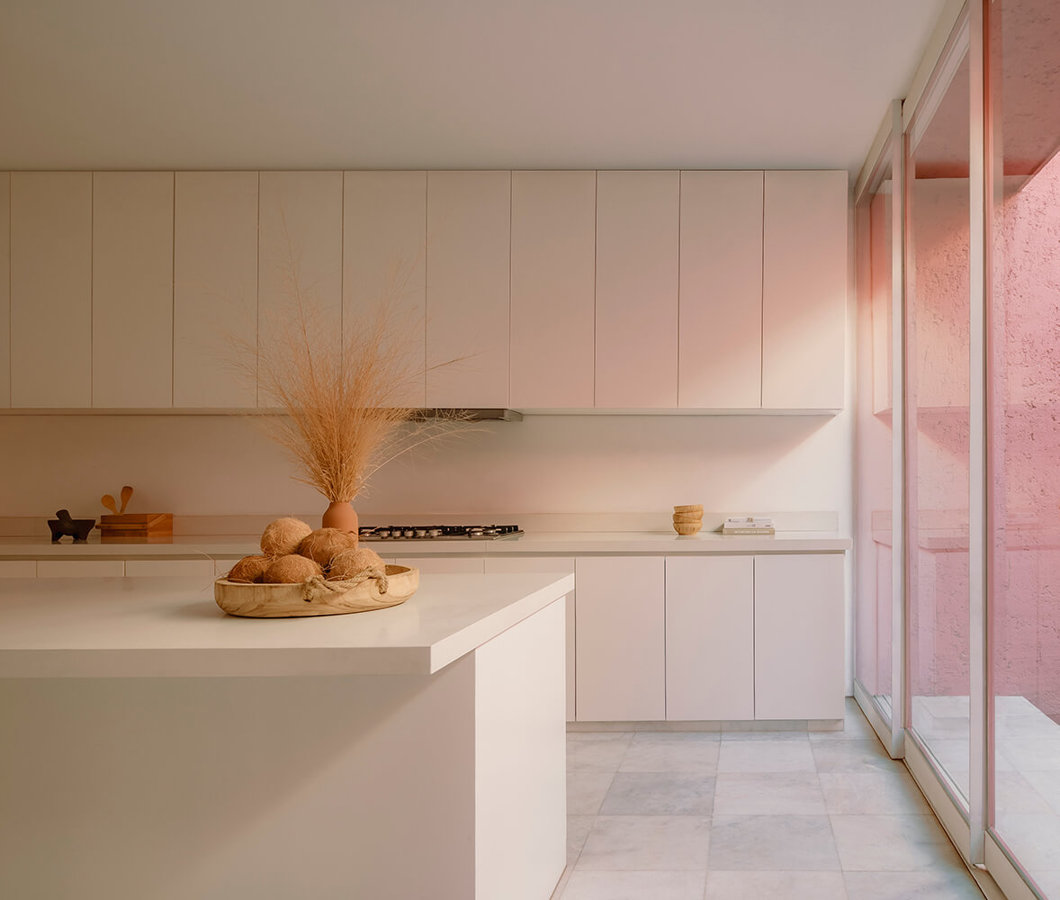 Interior de cocina en diseño minimalista por César Béjar con muebles y terminados en color blanco