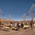 Fotografia del equipo de Colectivo Arrival levantando unas de sus estructuras de de bambú utilizando técnicas de bioconstrucción