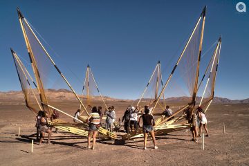 Fotografia del equipo de Colectivo Arrival levantando unas de sus estructuras de de bambú utilizando técnicas de bioconstrucción