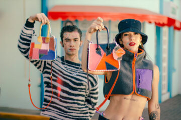 Chica y chico modelando bolsos de residuos de cuero como moda sostenible