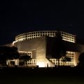 fotografia del Teatro Aguascalientes de noche, proyecto del arquitecto proyecto del arquitecto Abraham Zabludovsky donde se jugó con diferentes gradientes de luz, logrando fachadas muy iluminadas,