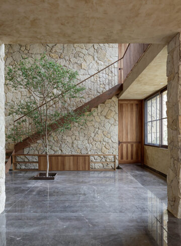 Foto del interior de Casa 133, Ubicada en una cañada de la capital de Guadalajara, con vista panorámica al paisaje que la rodea, explorando la naturalidad de sus materiales y la versatilidad de sus espacios,