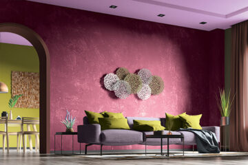 Colorida sala con sillón purpura y diferentes adornos