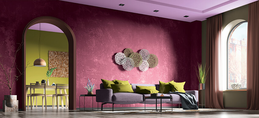 Colorida sala con sillón purpura y diferentes adornos