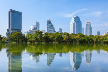 Lago con altos edificios detrás