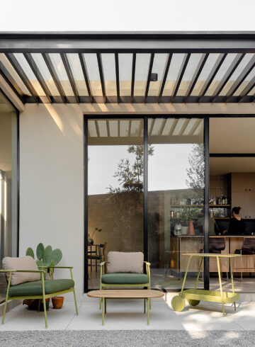 Espacio interior en Casa Tome en Cholula puebla patio de estar con ventanal con vista a la cocina, muebles con terminados en madera y aluminio