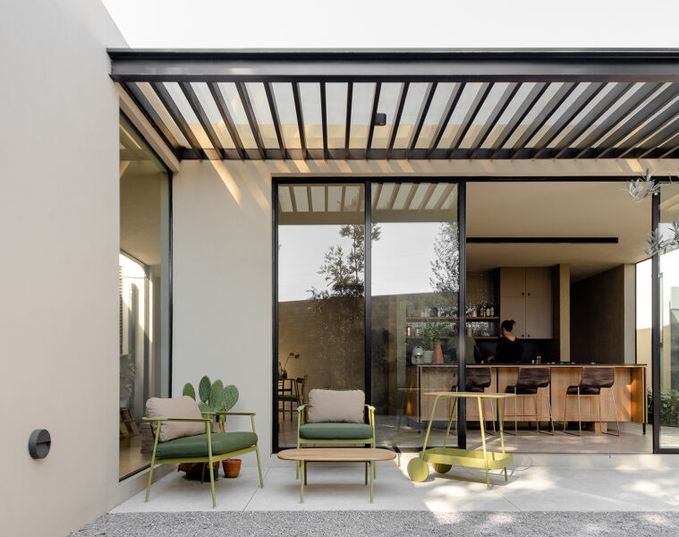 Espacio interior en Casa Tome en Cholula puebla patio de estar con ventanal con vista a la cocina, muebles con terminados en madera y aluminio