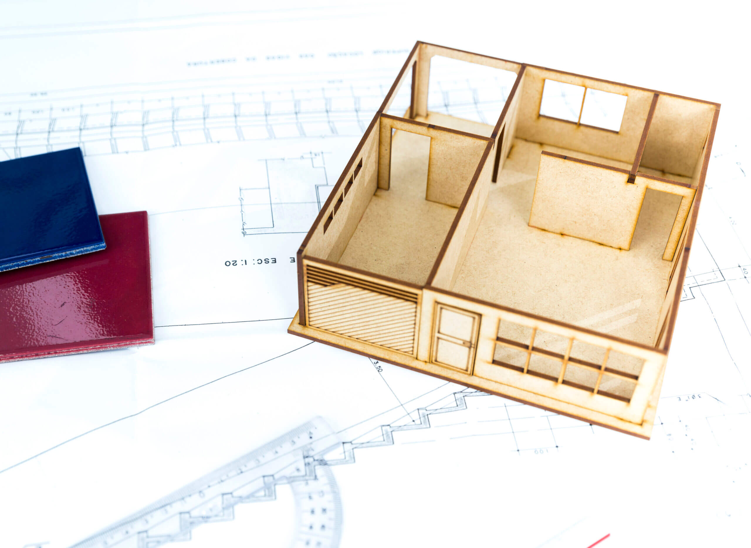 Maqueta arquitectónica de mdf grabada y cortada a láser sobre plano de casa