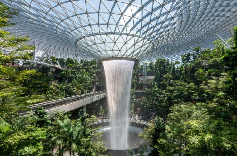 Cascada interior en aeropuerto de Singapur con vegetación alrededor