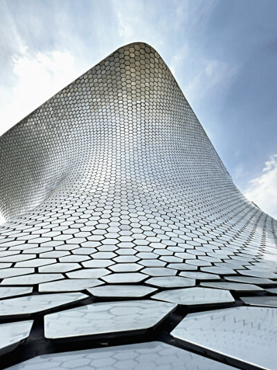 Museo Soumaya en Ciudad de México vista desde perspectiva con biomimésis del panal de abejas